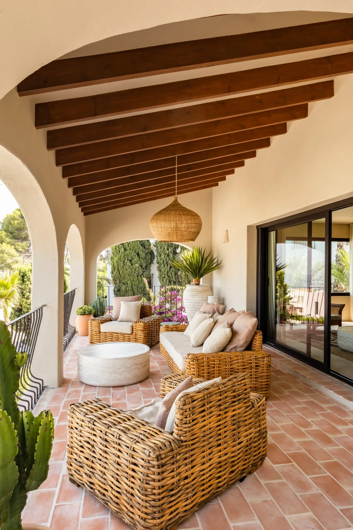 Arenys terrace with wicker