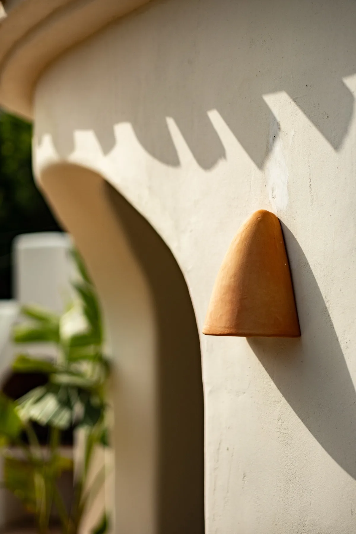 Ca Janine arch with sconce