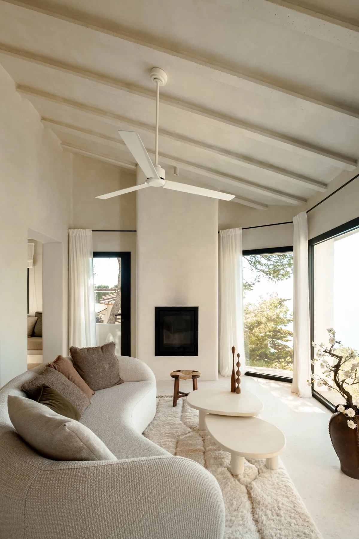 Ca Xandra living room with fireplace
