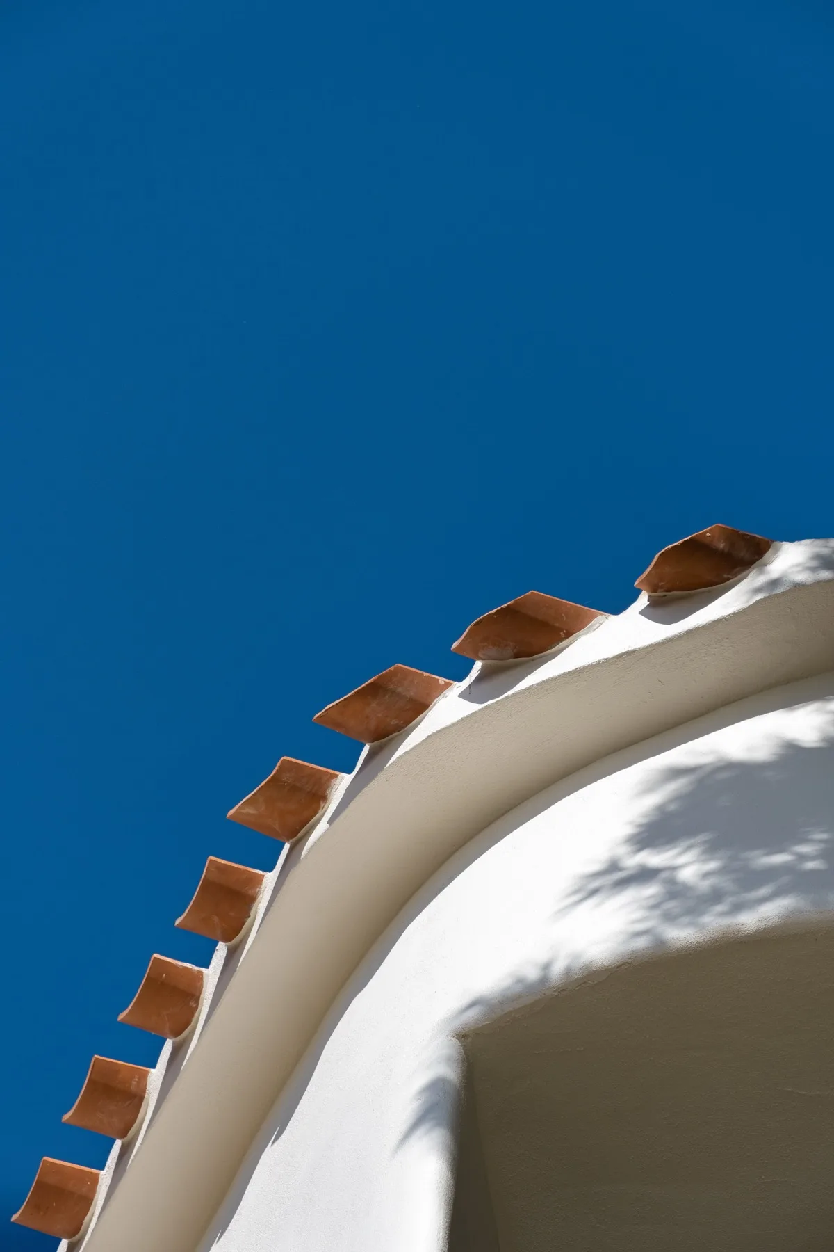 Ca Xandra white arch blue sky