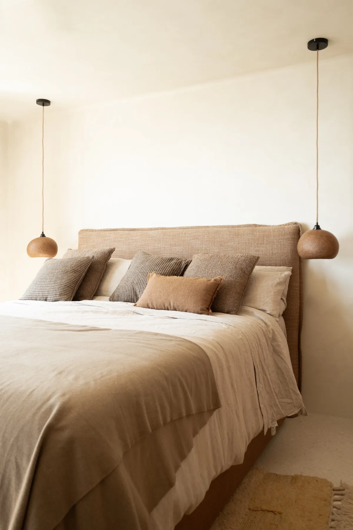 Ca Xandra bedroom with pendants